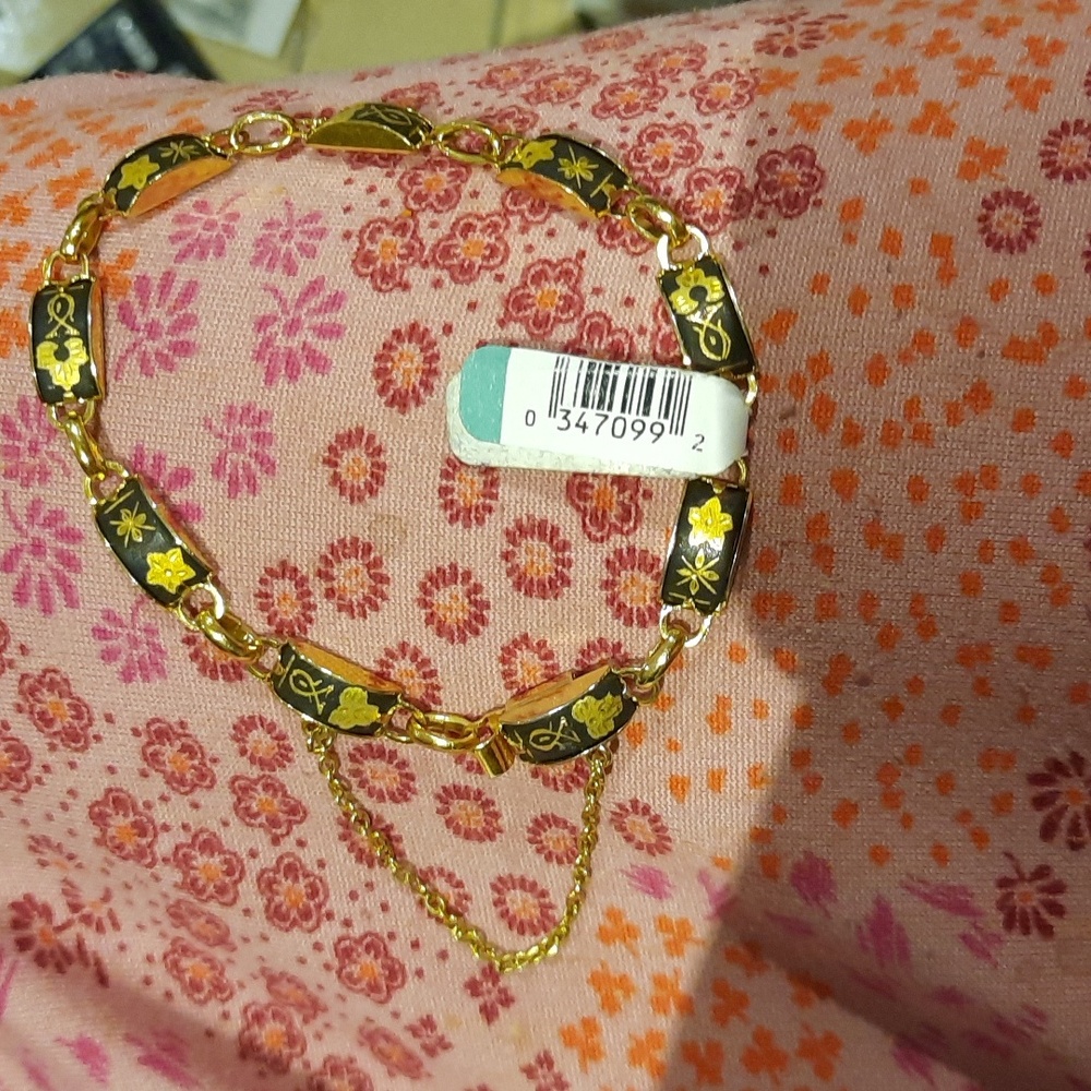 Gorgeous 22K yellow gold over steel bracelet with safety catch 7.5"